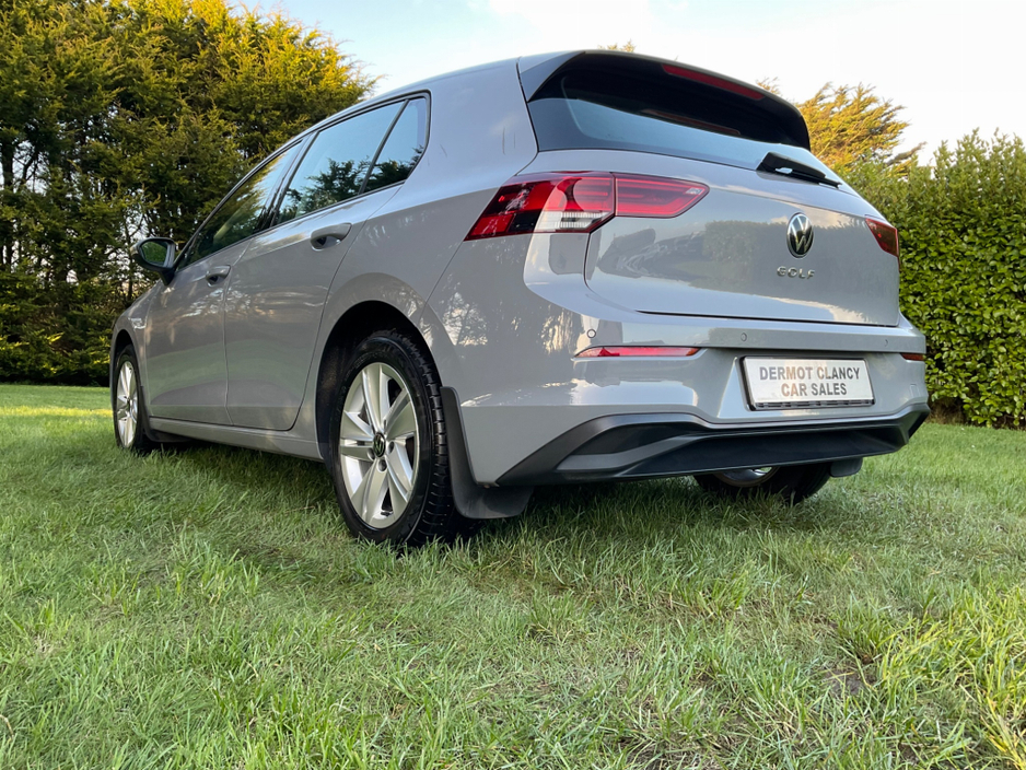 2022 Volkswagen Golf - image 12