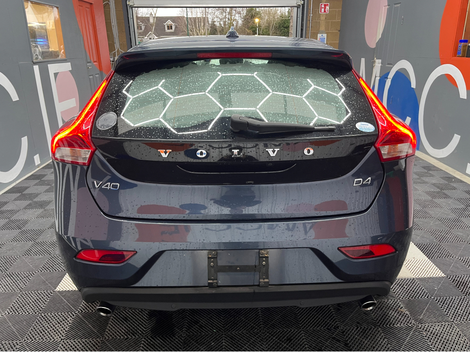 2018 Volvo V40 - image 3