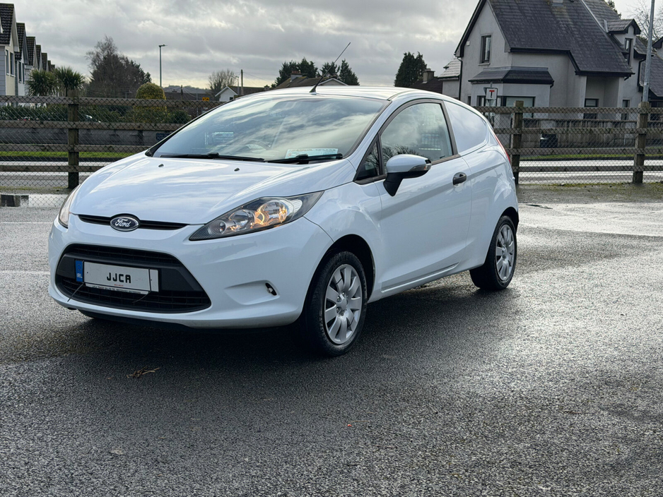 2012 Ford Fiesta - image 3