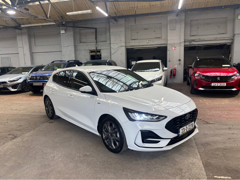 2023 Ford Focus - image 3