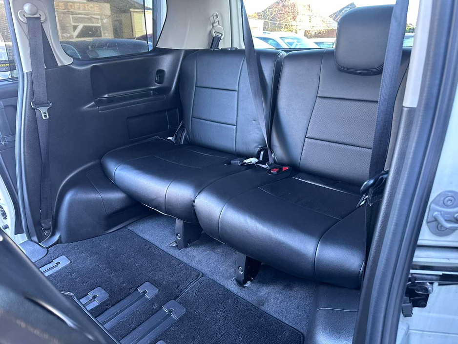 2015 Nissan Serena - image 12