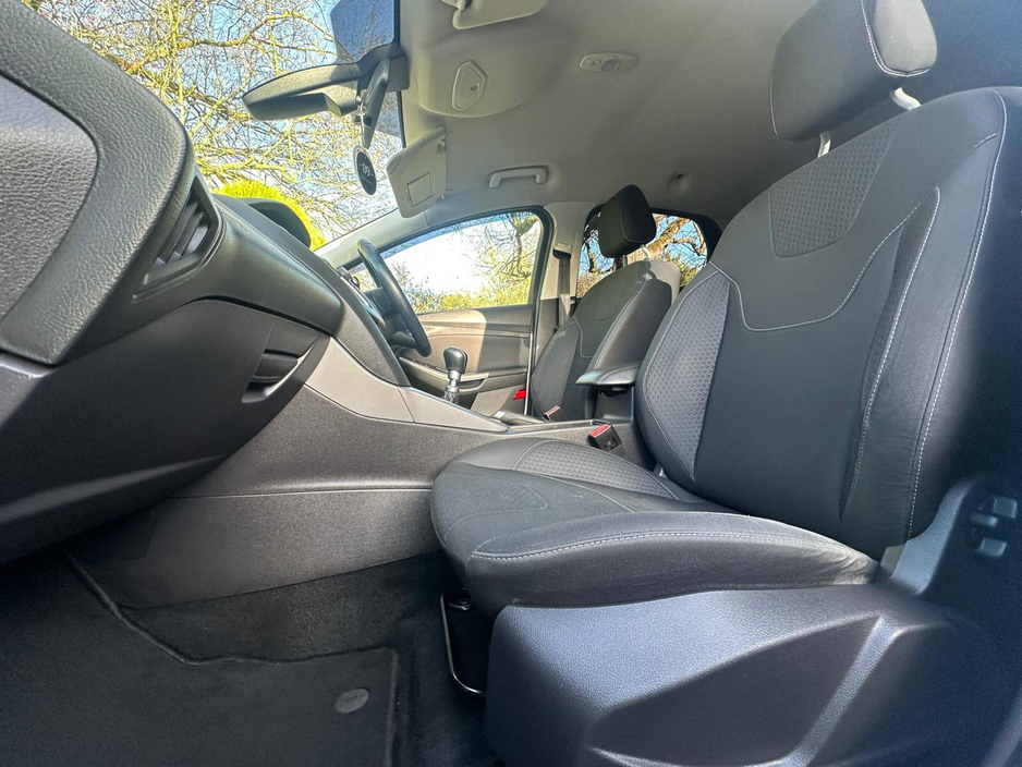 2017 Ford Focus - image 11