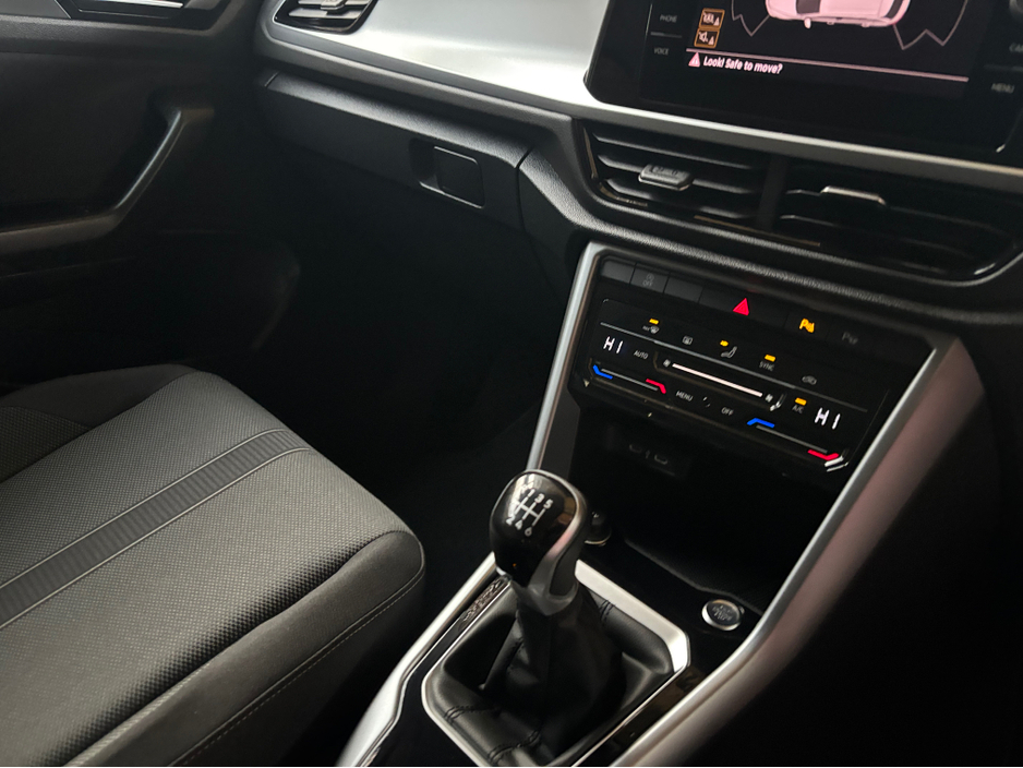 2024 Volkswagen T-Roc - image 10