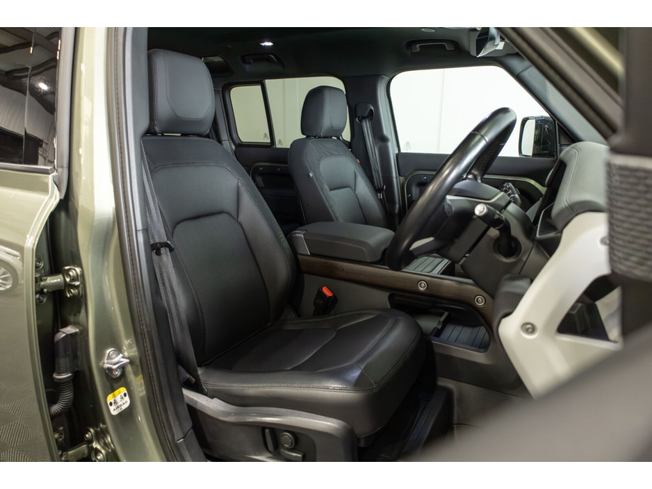 2022 Land Rover Defender - image 10