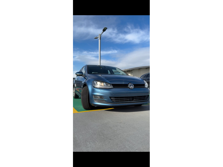2013 Volkswagen Golf - image 2