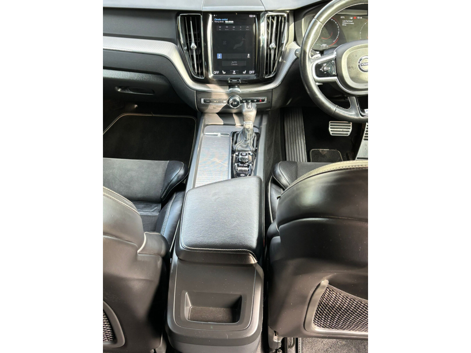 2018 Volvo XC60 - image 11