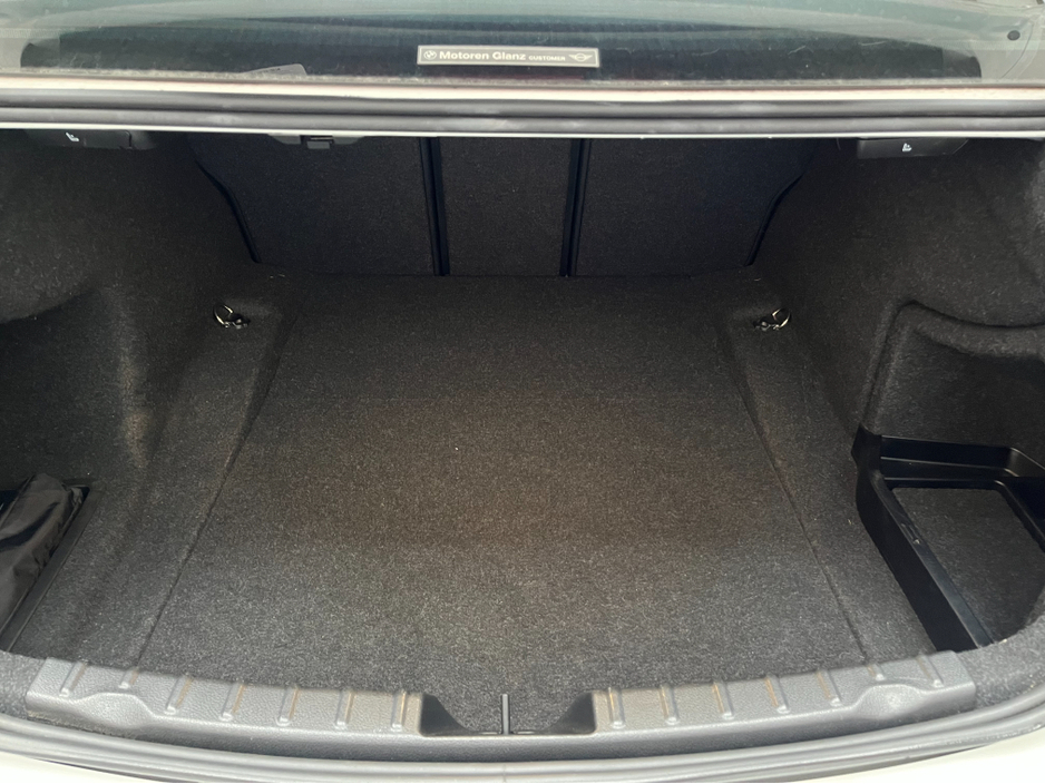 2016 BMW 3 Series - image 8