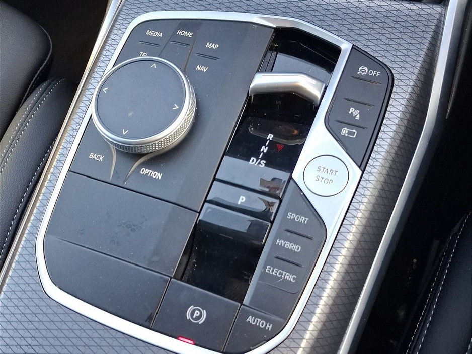 2025 BMW 3 Series - image 9