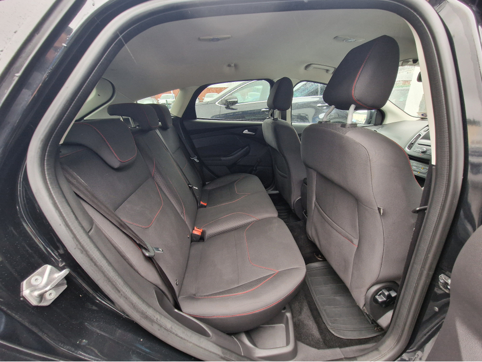 2015 Ford Focus - image 24