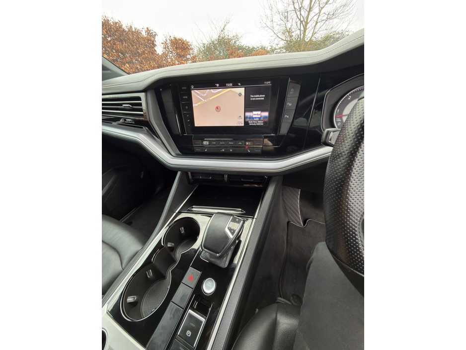 2023 Volkswagen Touareg - image 12