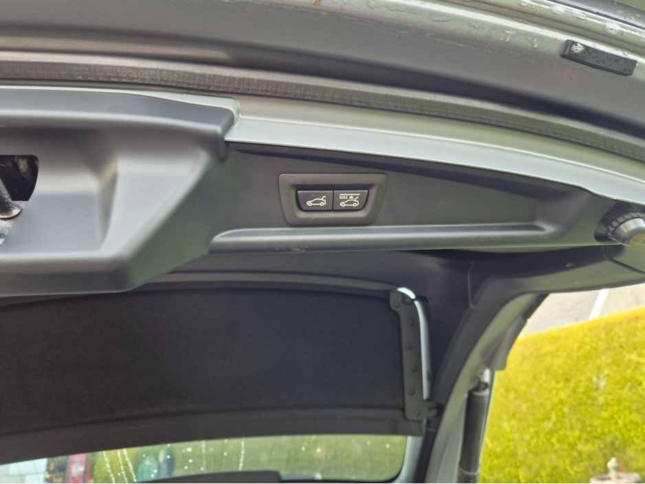 2016 BMW 5 Series - image 12