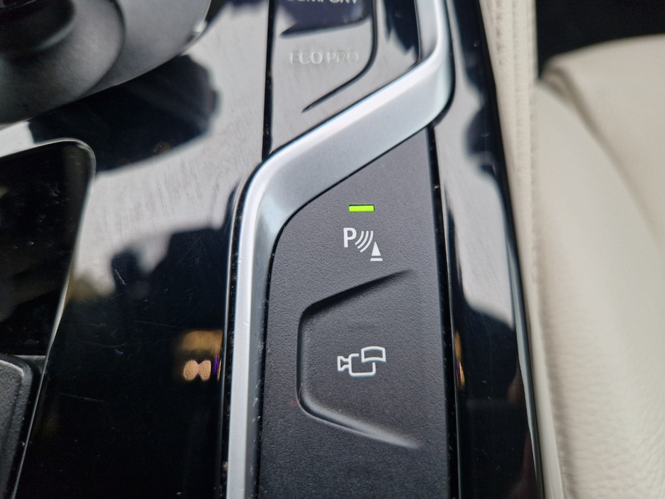 2018 BMW 5 Series - image 43