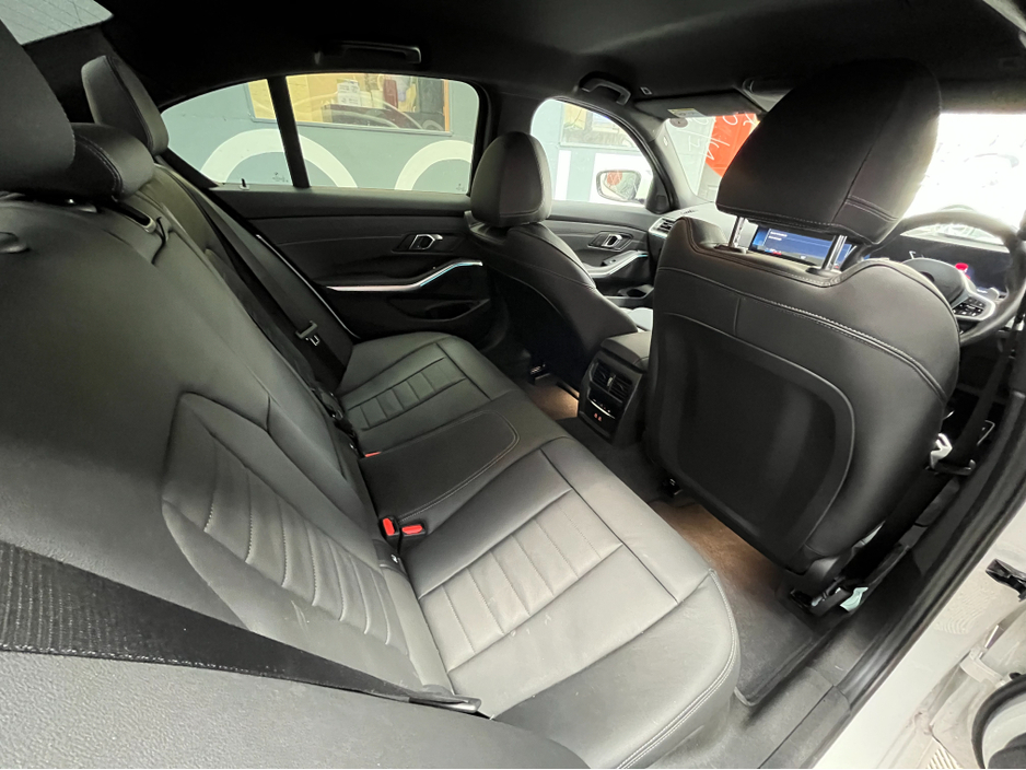 2024 BMW 3 Series - image 19