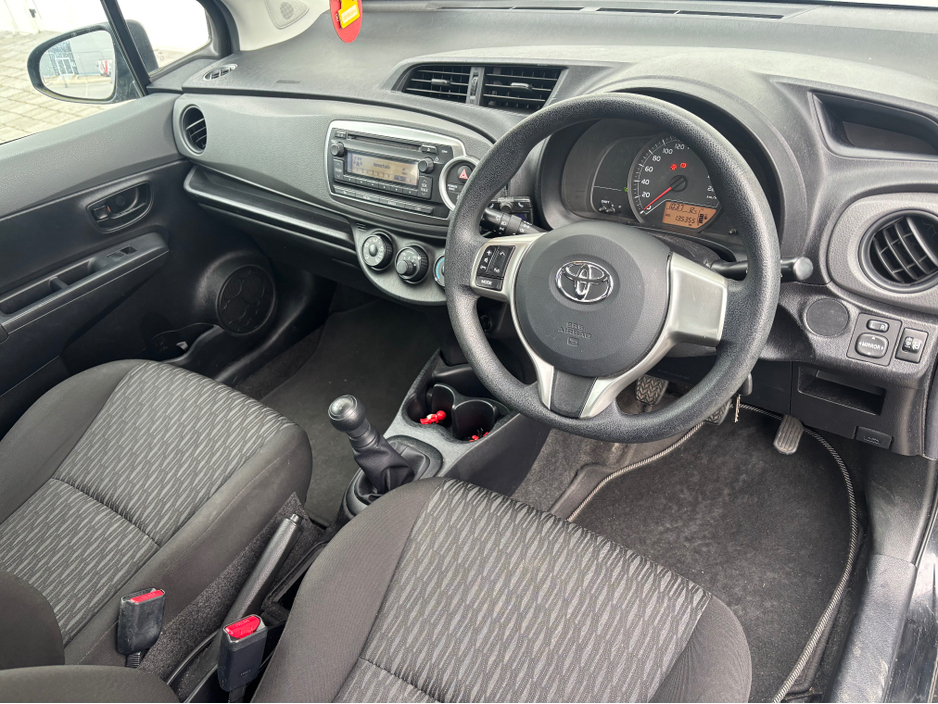 2012 Toyota Yaris - image 18