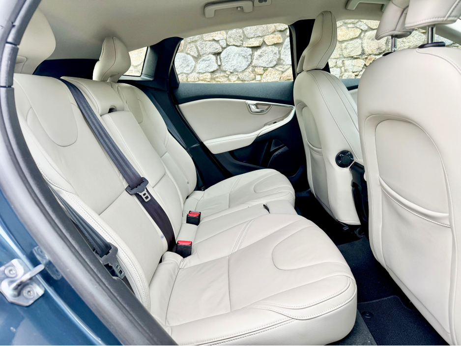 2017 Volvo V40 - image 21