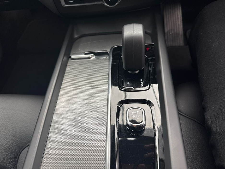 2022 Volvo XC60 - image 8