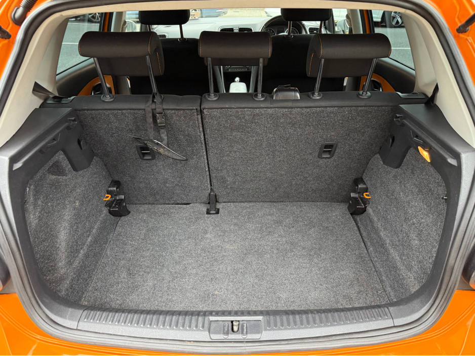 2011 Volkswagen Polo - image 8