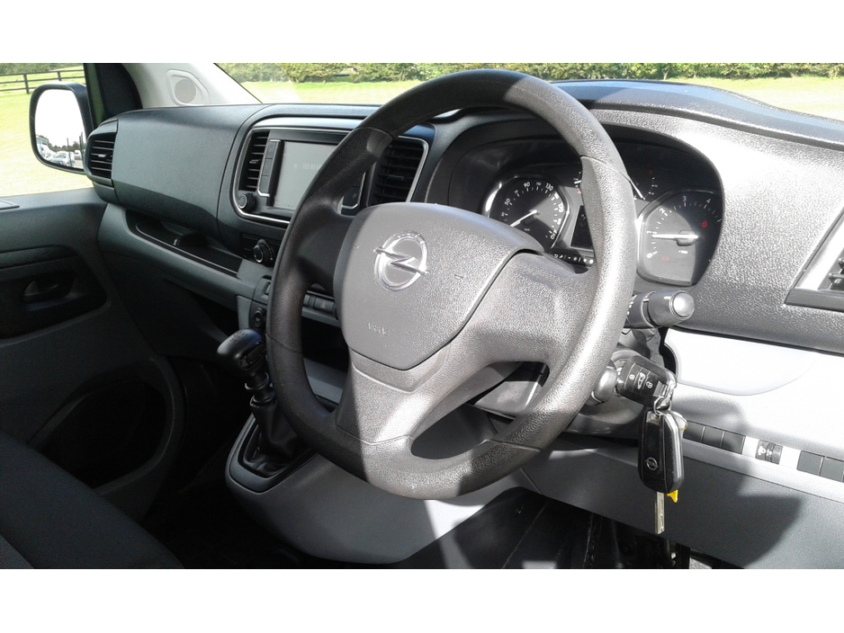 2022 Opel Vivaro - image 9