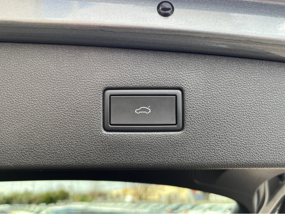 2023 Volkswagen Tiguan - image 9