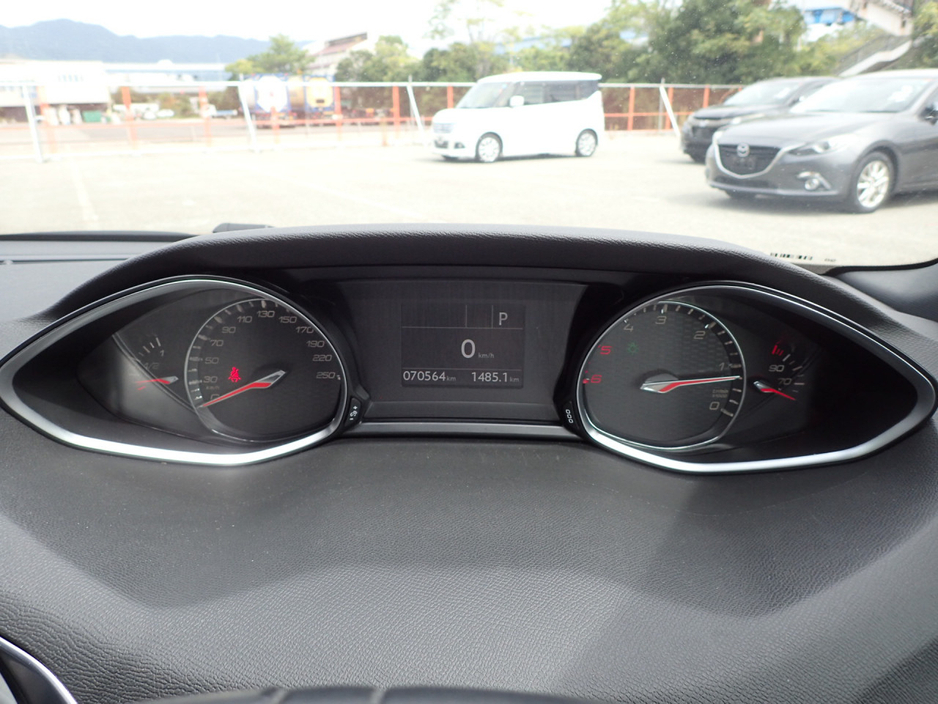 2018 Peugeot 308 GT 2.0 HDI DIESEL 180 BHP AUTOMATIC // GENUINE GT TOP SPEC CAR // GT SUEDE SPORTS BUCKET SEATS // REVERSING CAMERA // GT FLAT BOTTOM SPORTS STEERING WHEEL €17,950