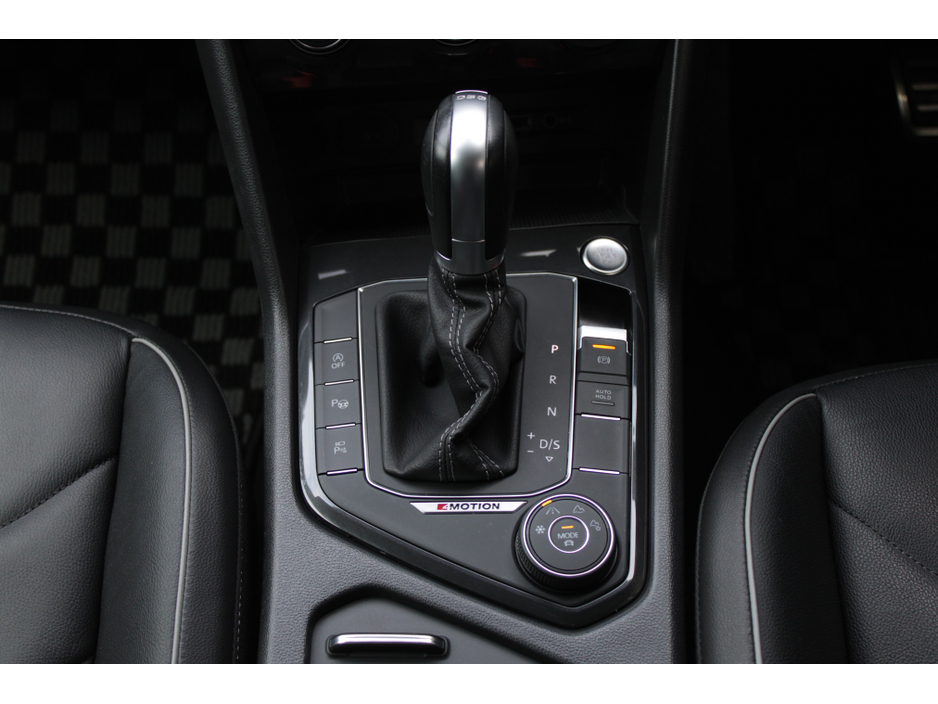 2018 Volkswagen Tiguan - image 24