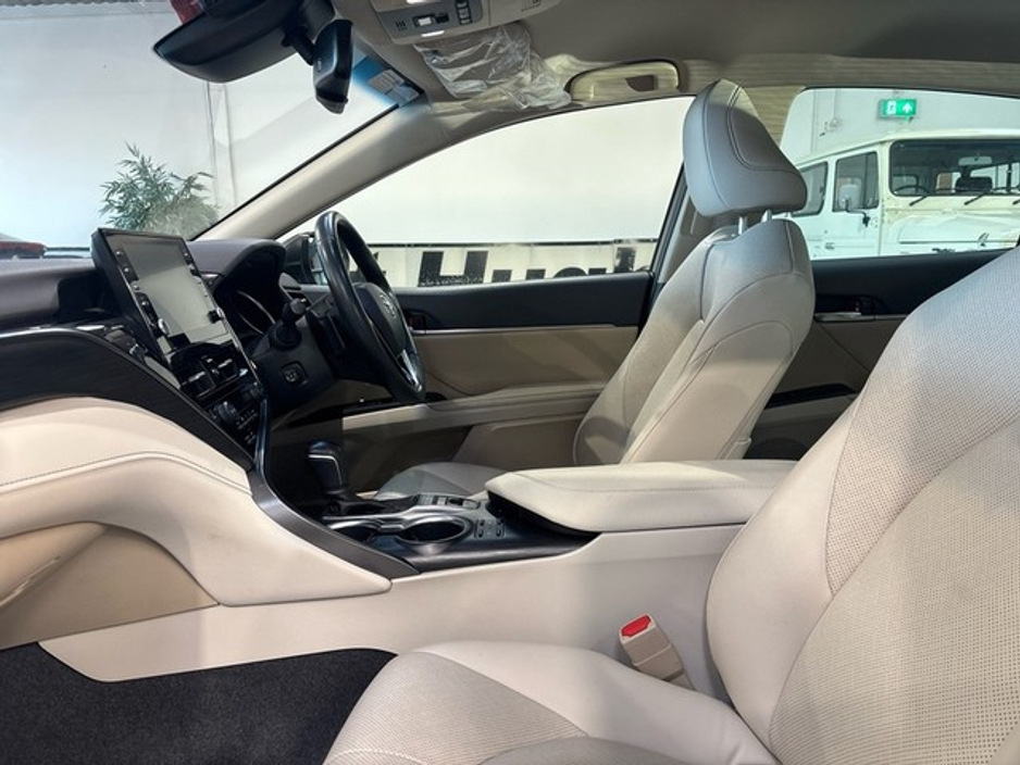 2023 Toyota Camry - image 6
