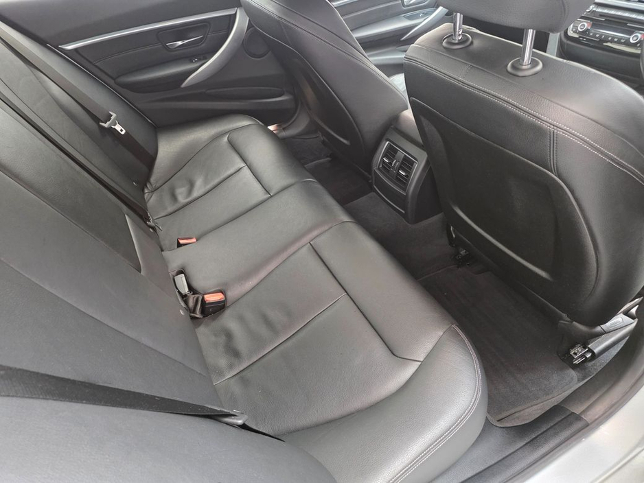2017 BMW 3 Series - image 9