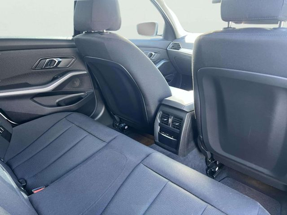 2019 BMW 3 Series - image 17