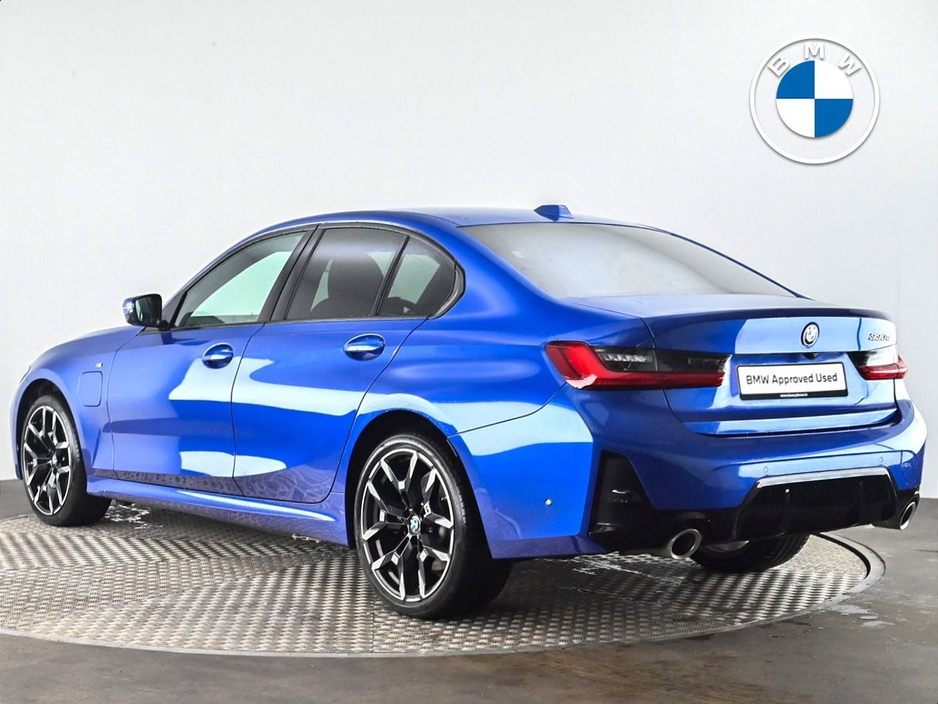 2025 BMW 3 Series - image 2