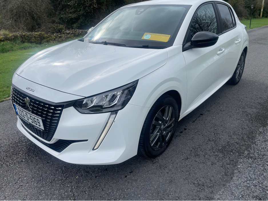 2022 Peugeot 208 - image 2