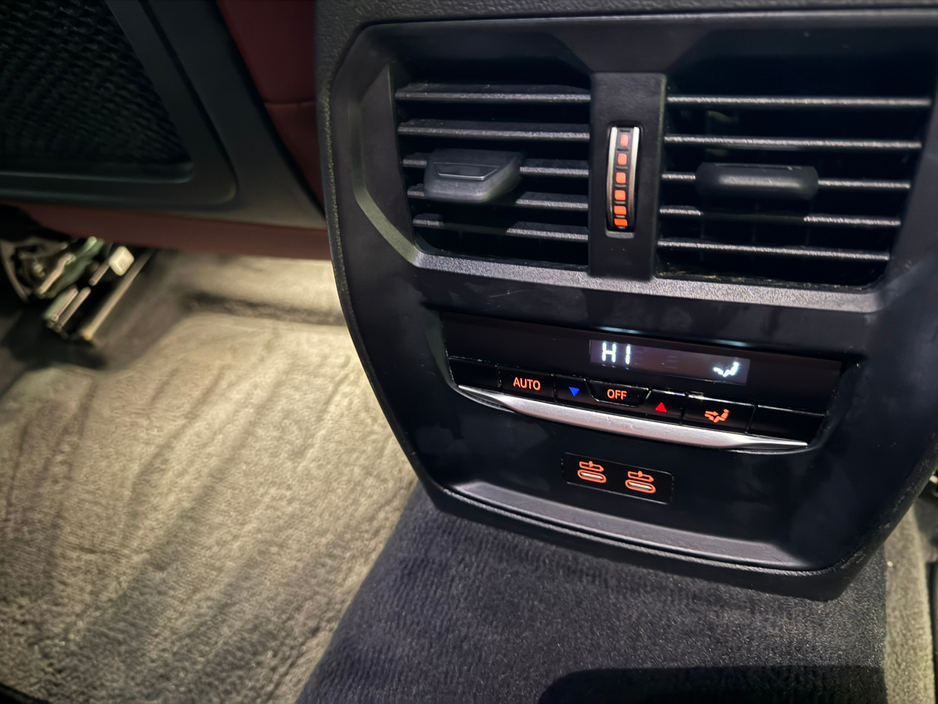 2021 BMW 3 Series - image 10