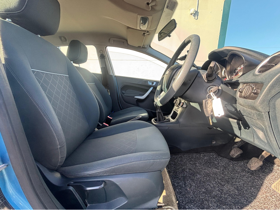 2012 Ford Fiesta - image 8