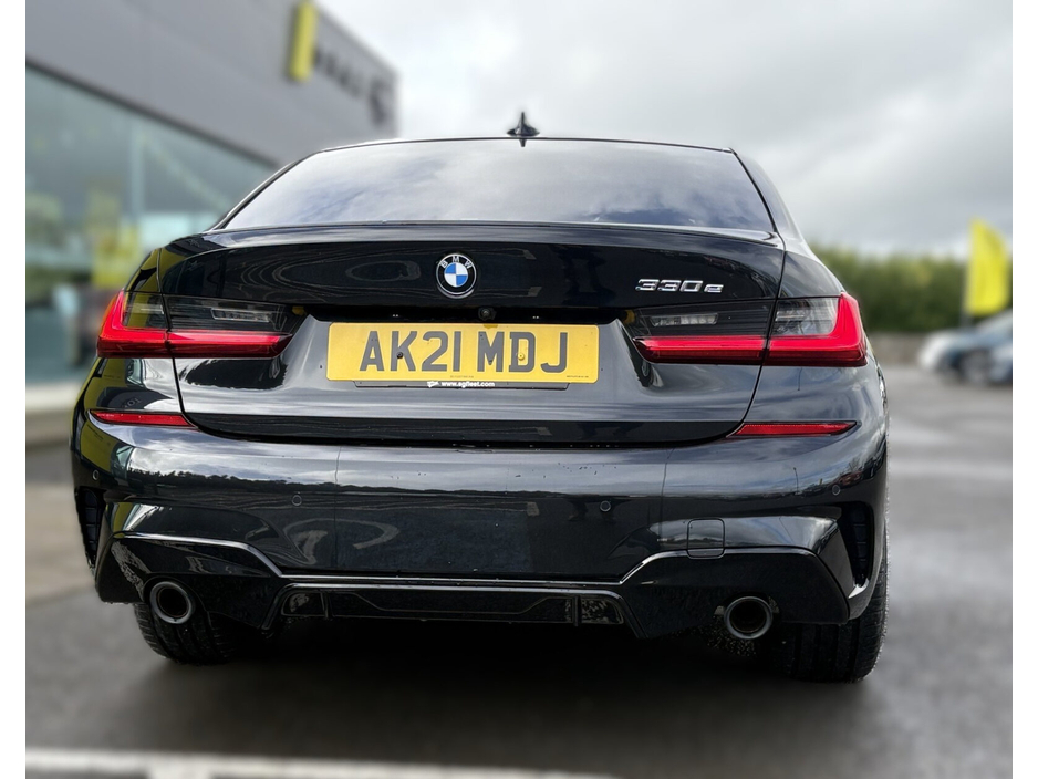 2021 BMW 3 Series - image 3