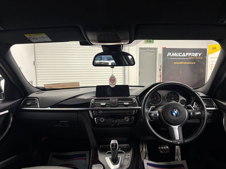 2017 BMW 3 Series - image 12