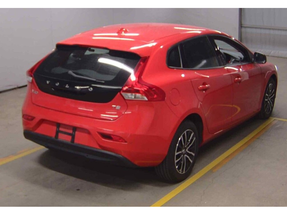 2018 Volvo V40 - image 3