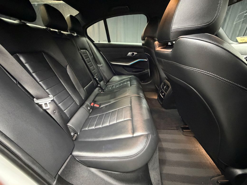 2021 BMW 3 Series - image 32
