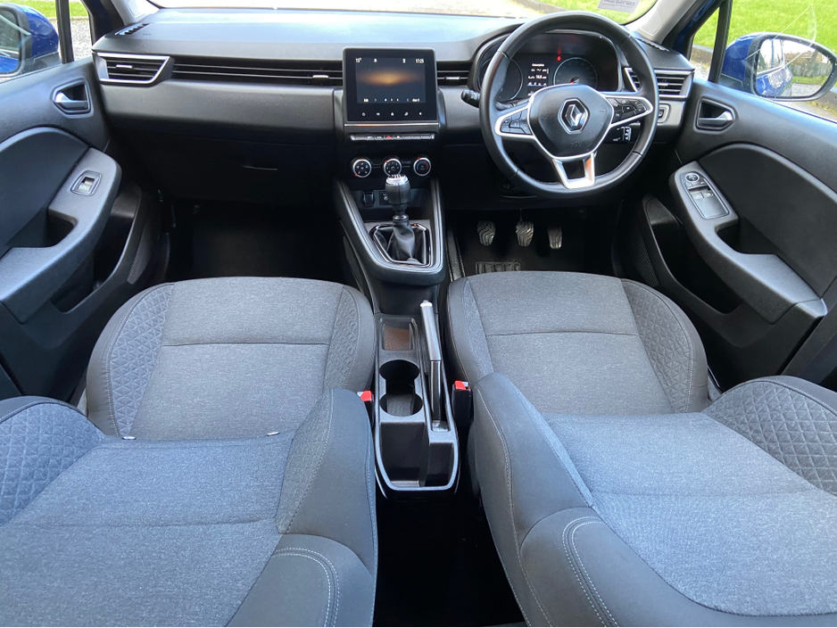 2022 Renault Clio - image 2