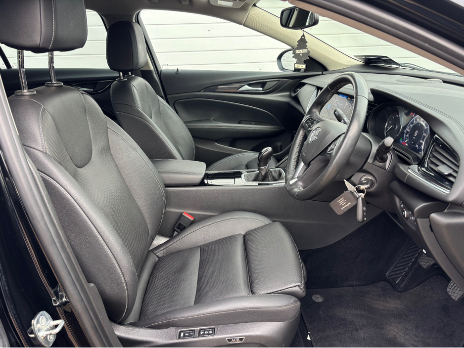 2022 Opel Insignia - image 6