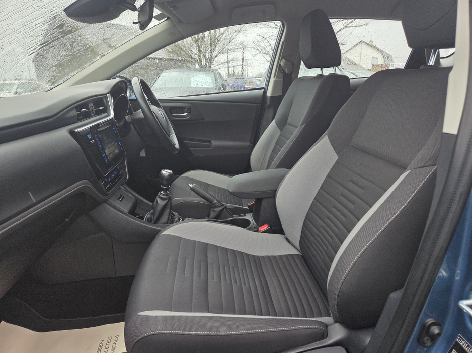 2017 Toyota Auris - image 5