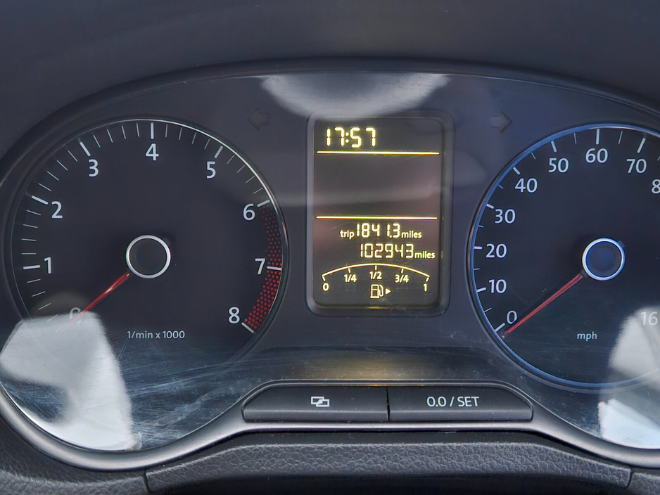 2012 Volkswagen Polo - image 5