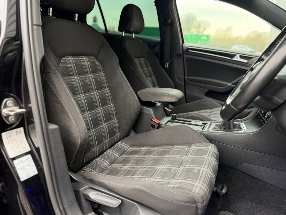 2015 Volkswagen Golf - image 19