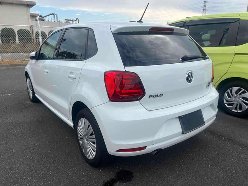 2017 Volkswagen Polo - image 2