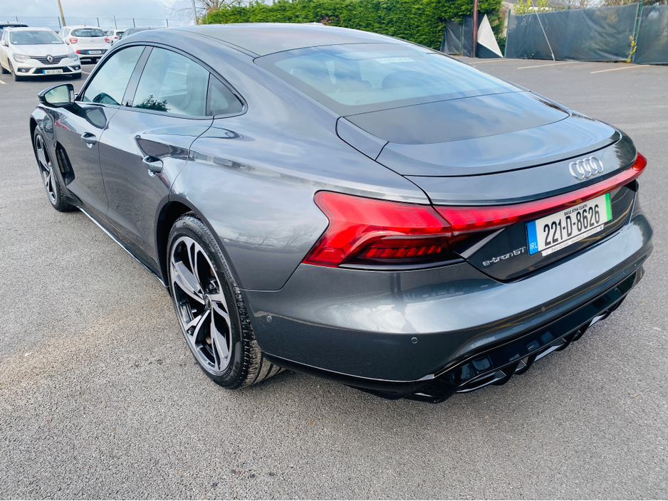 2022 Audi e-tron - image 8