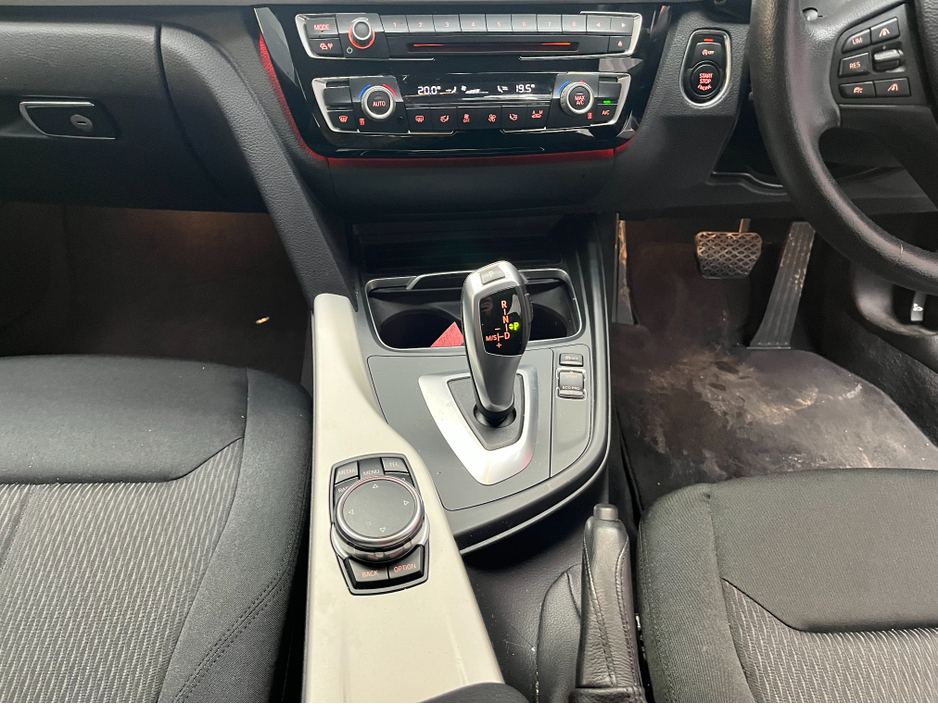 2016 BMW 3 Series - image 17