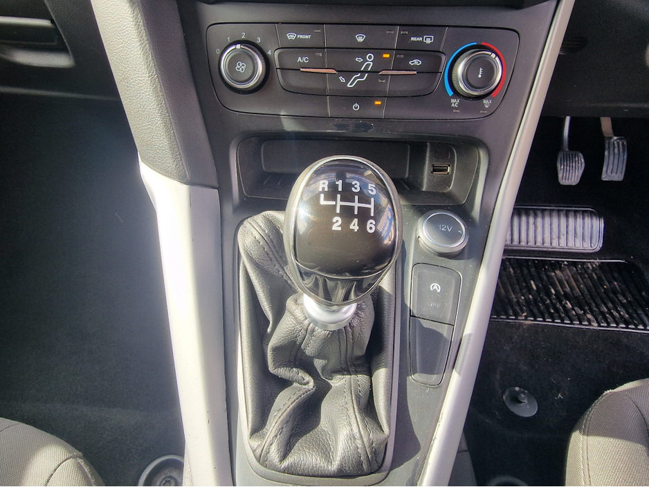 2015 Ford Focus - image 27