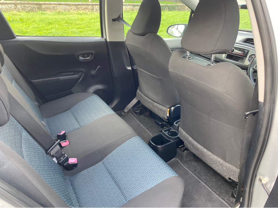 2012 Toyota Yaris - image 12