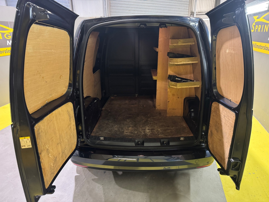 2020 Volkswagen Caddy - image 23