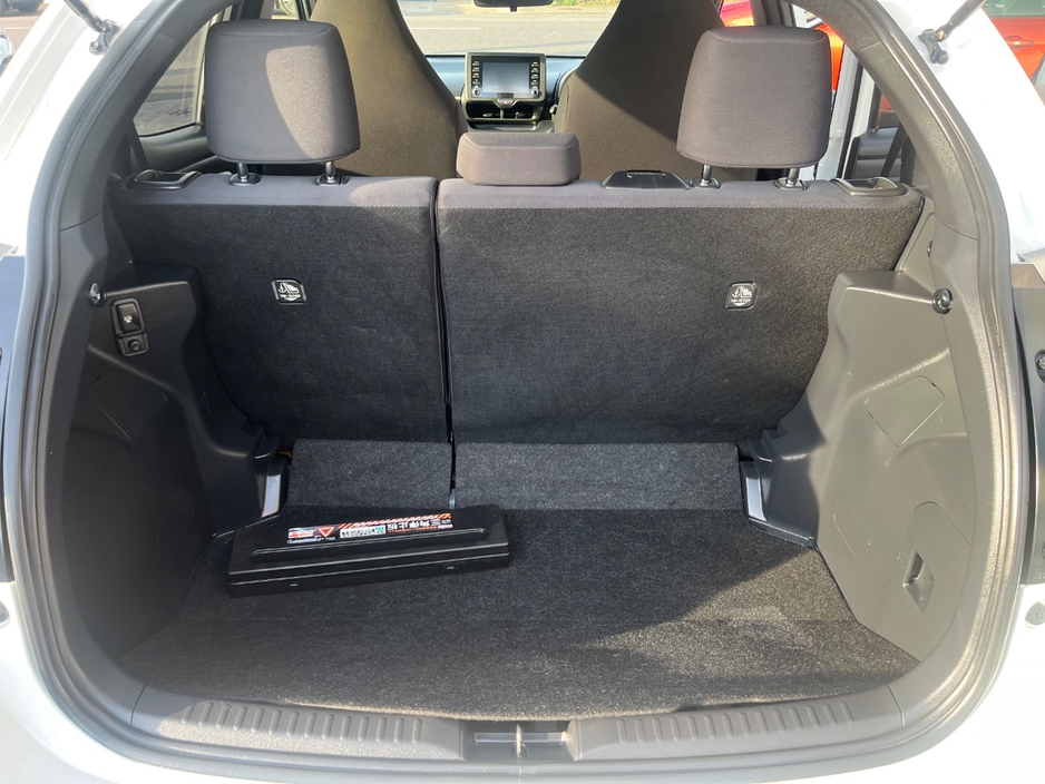 2022 Toyota Yaris - image 9