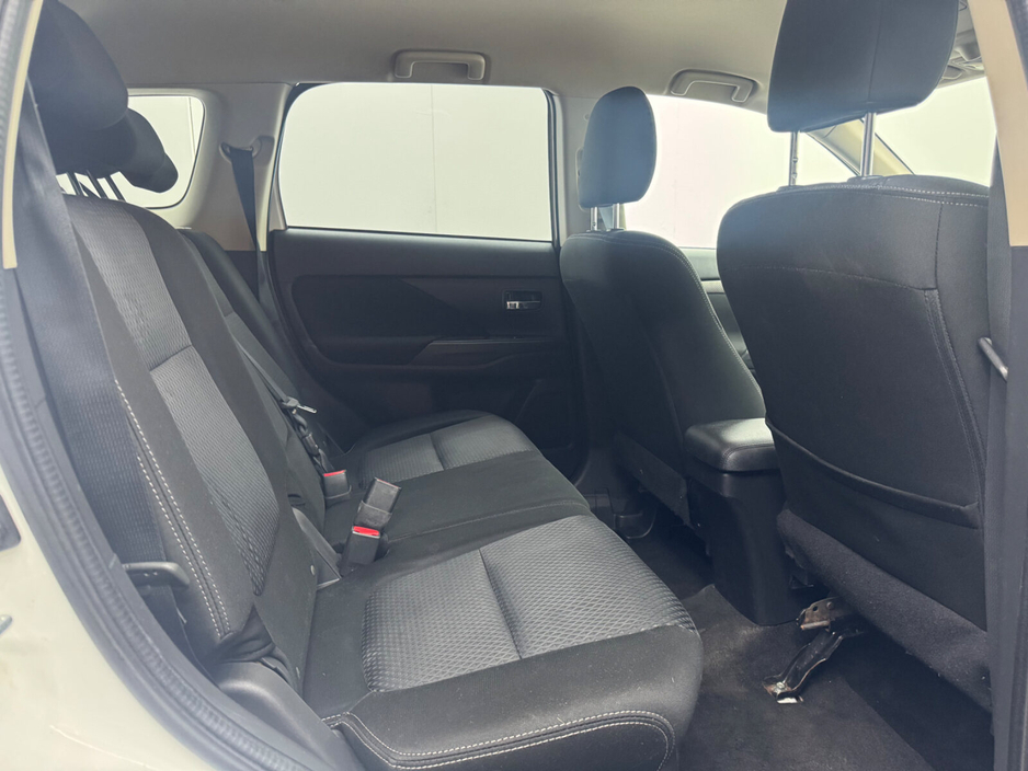 2017 Mitsubishi Outlander - image 8