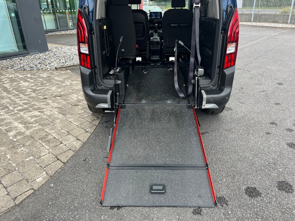 2020 Peugeot Rifter - image 10